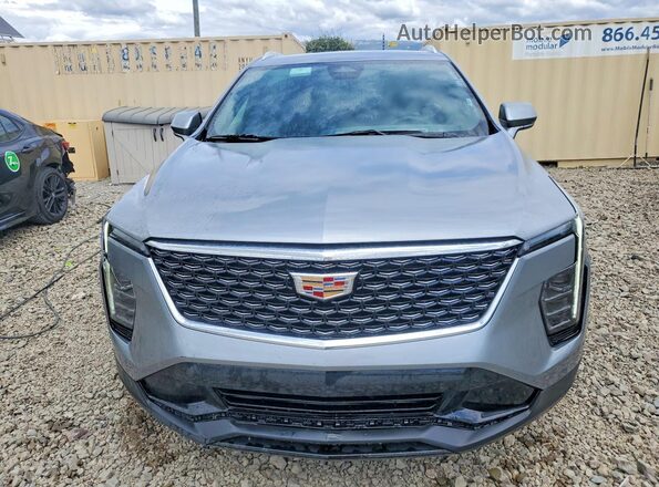 1GYFZDR48RF133090 2024 CADILLAC XT4 Silver Widok z przodu