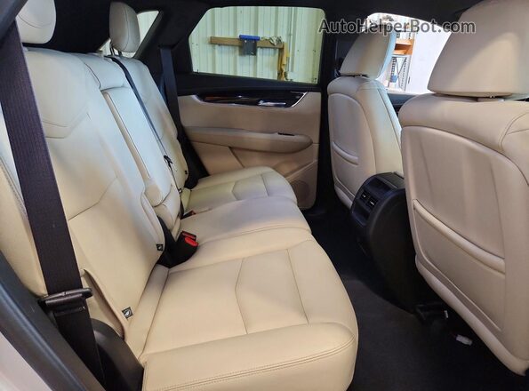 1GYKNARS2KZ213934 2019 CADILLAC XT5 Silver Widok wnętrza z tyłu
