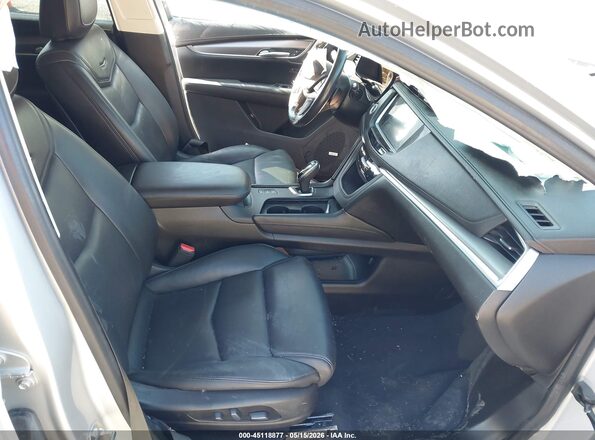 1GYKNFRS3JZ231483 2018 CADILLAC XT5 Серебряный Вид салона спереди