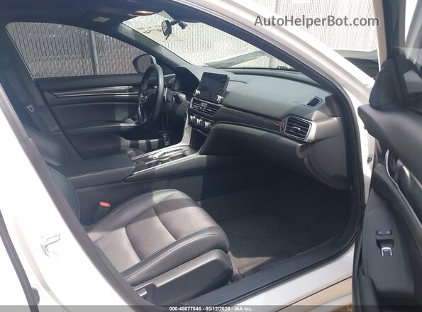 1HGCV2F3XJA018076 2018 HONDA ACCORD Белый Вид салона спереди