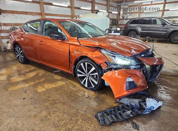 1N4AL4CVXMN307099 2021 NISSAN ALTIMA Orange Front right