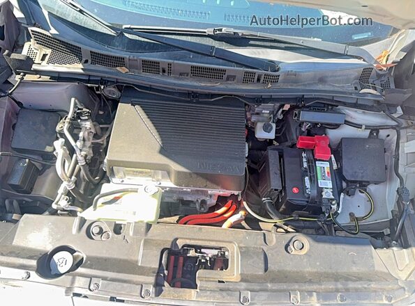 1N4AZ1CP2JC314604 2018 NISSAN LEAF Серебряный Вид салона спереди