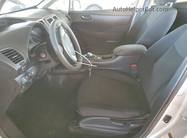 1N4BZ0CP7HC307298 2017 NISSAN LEAF Серебряный Вид салона спереди