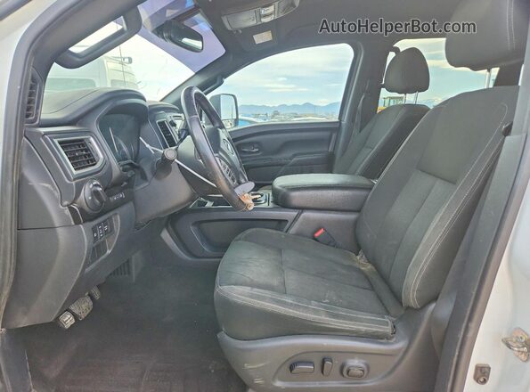 1N6BA1F44KN513888 2019 NISSAN TITAN Белый Вид салона спереди
