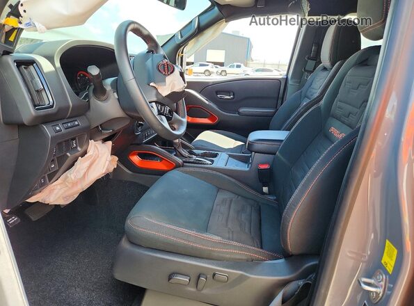 1N6ED1EKXSN618648 2025 NISSAN FRONTIER Серый Вид салона спереди