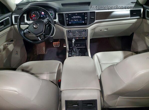 1V2PR2CA1JC576957 2018 VOLKSWAGEN ATLAS White Widok deski rozdzielczej