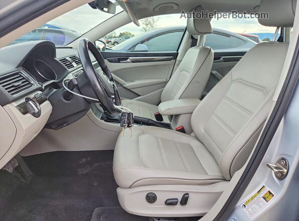 1VWBA7A3XJC030370 2018 VOLKSWAGEN PASSAT Серебряный Вид салона спереди