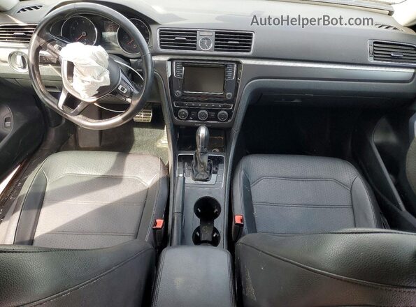1VWDT7A34HC052006 2017 VOLKSWAGEN PASSAT Бордовый Вид панели приборов