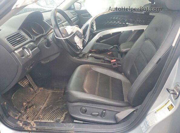 1VWDT7A35HC044092 2017 VOLKSWAGEN PASSAT Серебряный Вид салона спереди