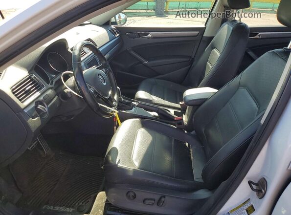 1VWDT7A36HC043520 2017 VOLKSWAGEN PASSAT Белый Вид салона спереди