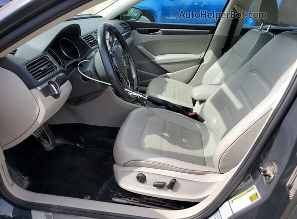 1VWDT7A37HC063291 2017 VOLKSWAGEN PASSAT Угольный Вид салона спереди