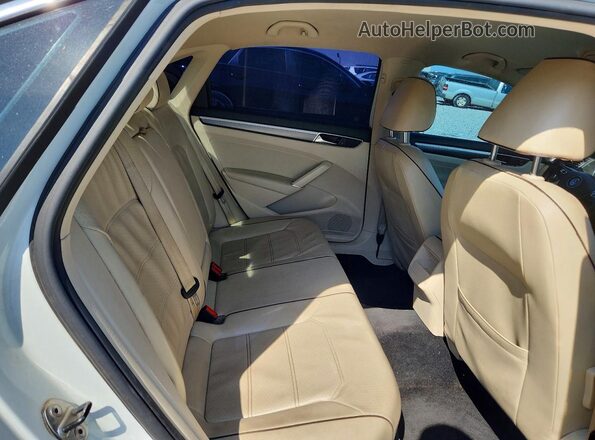 1VWDT7A37HC086330 2017 VOLKSWAGEN PASSAT Белый Вид задних сидений
