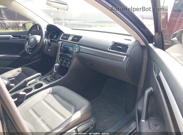 1VWDT7A38HC086305 2017 VOLKSWAGEN PASSAT Черный Вид салона спереди