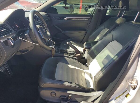 1VWJM7A39JC050578 2018 VOLKSWAGEN PASSAT Серебряный Вид салона спереди