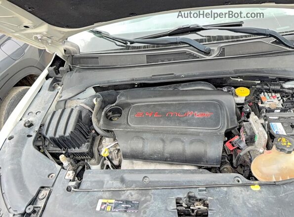3C4NJCBB0JT318823 2018 JEEP COMPASS Белый Вид панели приборов