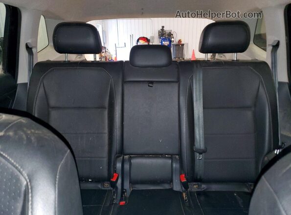 3VV2B7AX8JM145004 2018 VOLKSWAGEN TIGUAN Black Widok wnętrza z tyłu