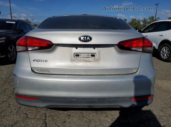 3KPFK4A7XHE156993 2017 KIA FORTE Серебряный Вид салона спереди