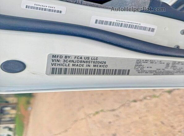 3C4NJDBN8ST620426 2025 JEEP COMPASS White Widok wnętrza z tyłu
