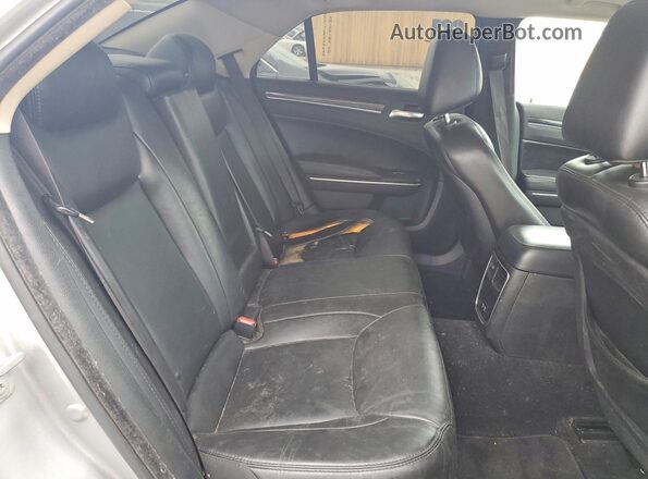 2C3CCAAG1KH648021 2019 CHRYSLER 300 Серебряный Вид задних сидений