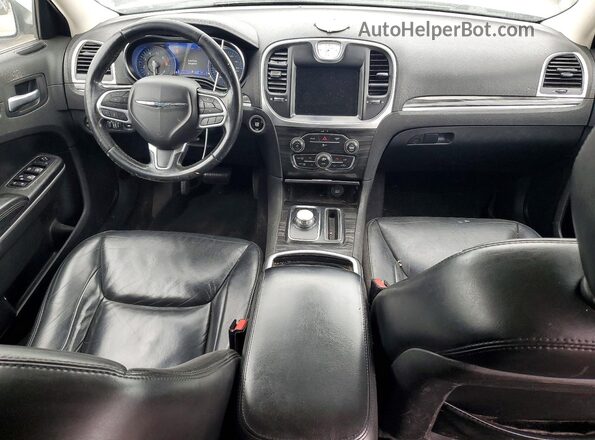 2C3CCAAG1KH648021 2019 CHRYSLER 300 Серебряный Вид панели приборов