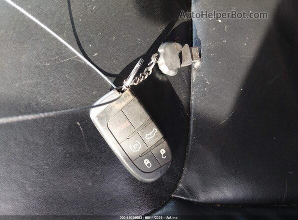 2C3CCAAG4HH538377 2017 CHRYSLER 300 Серебряный Вид панели приборов