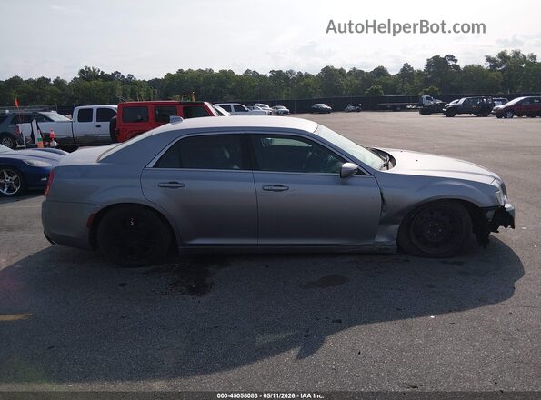2C3CCAAG4HH538377 2017 CHRYSLER 300 Серебряный Вид задней части салона