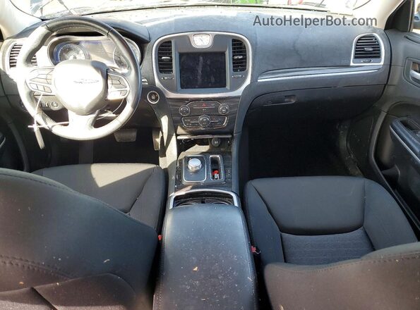 2C3CCAAG8LH178992 2020 CHRYSLER 300 Черный Вид панели приборов