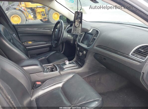 2C3CCAAGXJH249560 2018 CHRYSLER 300 Серебряный Вид салона спереди