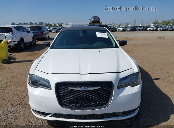 2C3CCAAGXJH331756 2018 CHRYSLER 300 Белый Вид щитка приборов