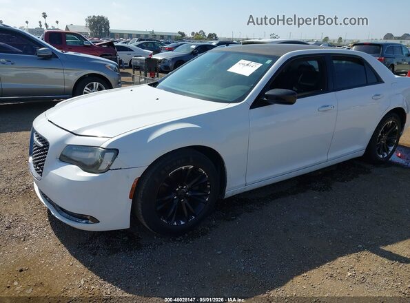 2C3CCAAGXJH331756 2018 CHRYSLER 300 Белый Передняя левая четверть