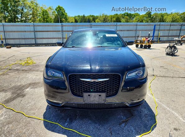2C3CCABG3JH262150 2018 CHRYSLER 300 Black Widok z przodu