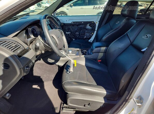 2C3CCABG4JH216469 2018 CHRYSLER 300 Белый Вид салона спереди