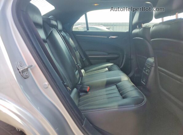 2C3CCABG4NH225811 2022 CHRYSLER 300 Silver Widok tylnych siedzeń