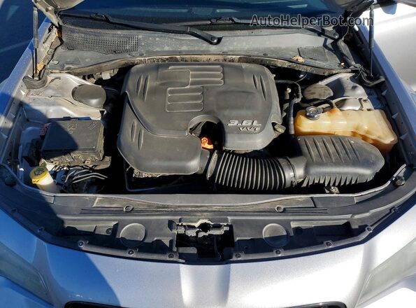 2C3CCABG5JH137246 2018 CHRYSLER 300 Серебряный Вид задней части салона