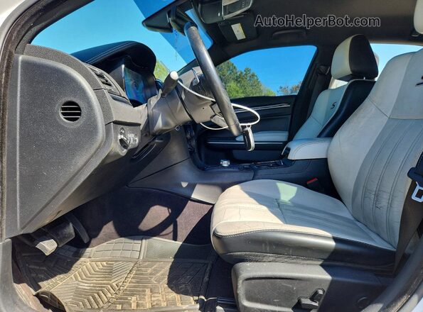 2C3CCABT5HH547035 2017 CHRYSLER 300 Белый Вид салона спереди