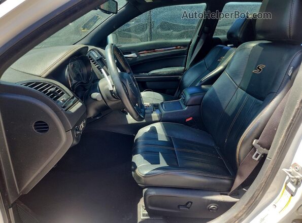 2C3CCABT8HH557963 2017 CHRYSLER 300 Белый Вид салона спереди