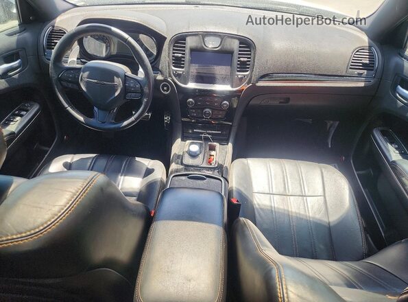 2C3CCABT8HH557963 2017 CHRYSLER 300 Белый Вид панели приборов