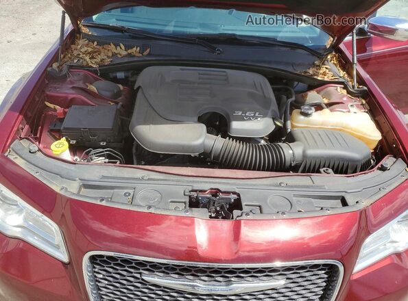 2C3CCAEG1JH149020 2018 CHRYSLER 300 Красный Вид задней части салона
