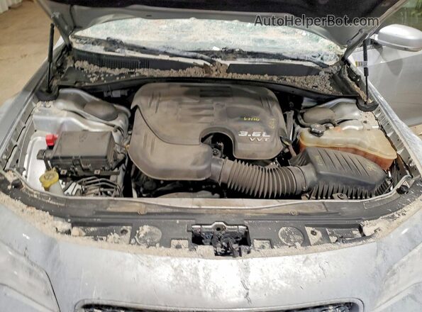 2C3CCARG5LH225660 2020 CHRYSLER 300 Silver Widok wnętrza z tyłu