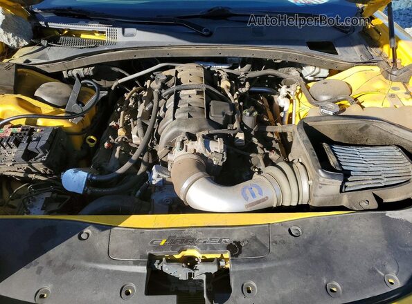 2C3CDXCT3JH129349 2018 DODGE CHARGER Желтый Вид задней части салона