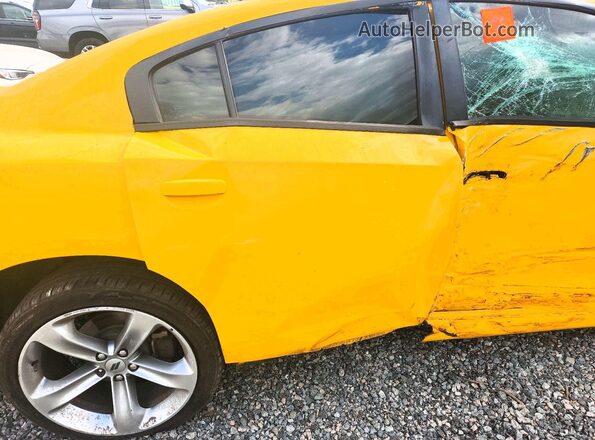 2C3CDXCT5JH150171 2018 DODGE CHARGER Yellow Vista de los asientos traseros