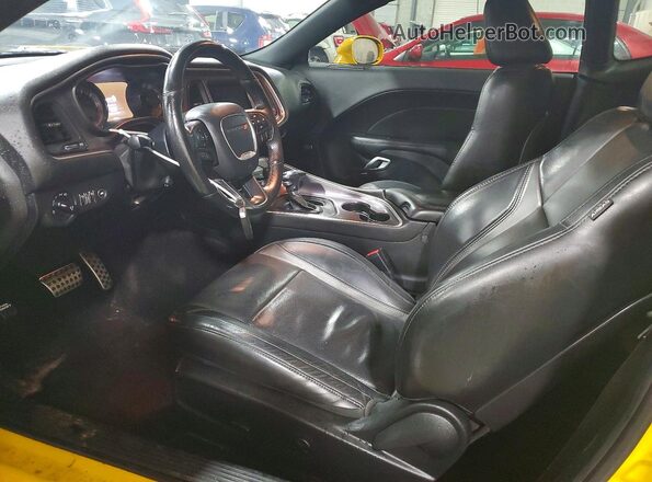2C3CDZAG4JH322403 2018 DODGE CHALLENGER Желтый Вид салона спереди