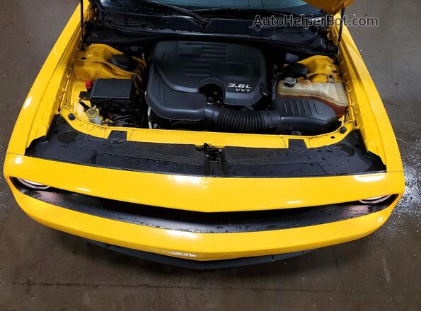 2C3CDZAG4JH322403 2018 DODGE CHALLENGER Желтый Вид задней части салона