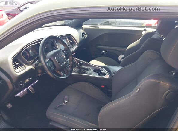 2C3CDZBT3KH679987 2019 DODGE CHALLENGER Зеленый Вид салона спереди
