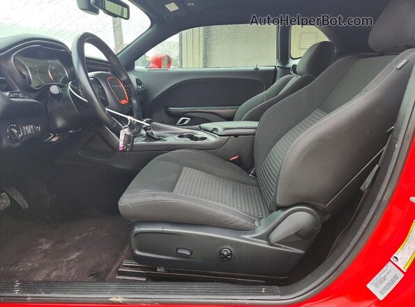 2C3CDZBT7HH658326 2017 DODGE CHALLENGER Красный Вид салона спереди