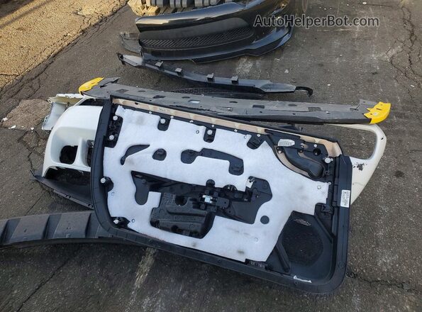2C3CDZGG4JH257429 2018 DODGE CHALLENGER White Vista del compartimento del motor