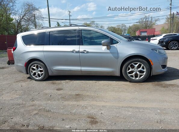 2C4RC1BG2HR743601 2017 CHRYSLER PACIFICA Серебряный Вид задней части салона