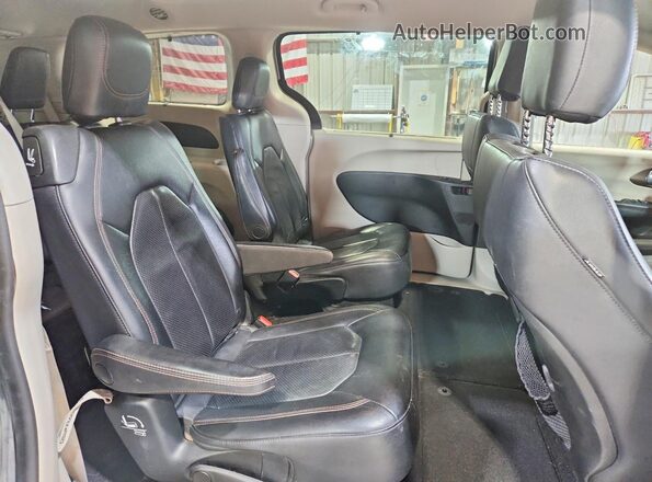 2C4RC1BG2JR119061 2018 CHRYSLER PACIFICA Серебряный Вид задней части салона