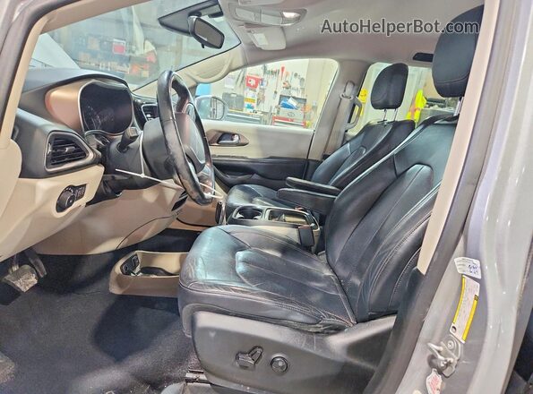 2C4RC1BG2JR119061 2018 CHRYSLER PACIFICA Серебряный Вид салона спереди
