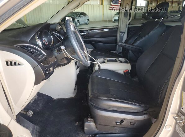 2C4RC1BG5GR229224 2016 CHRYSLER TOWN Серебряный Вид салона спереди